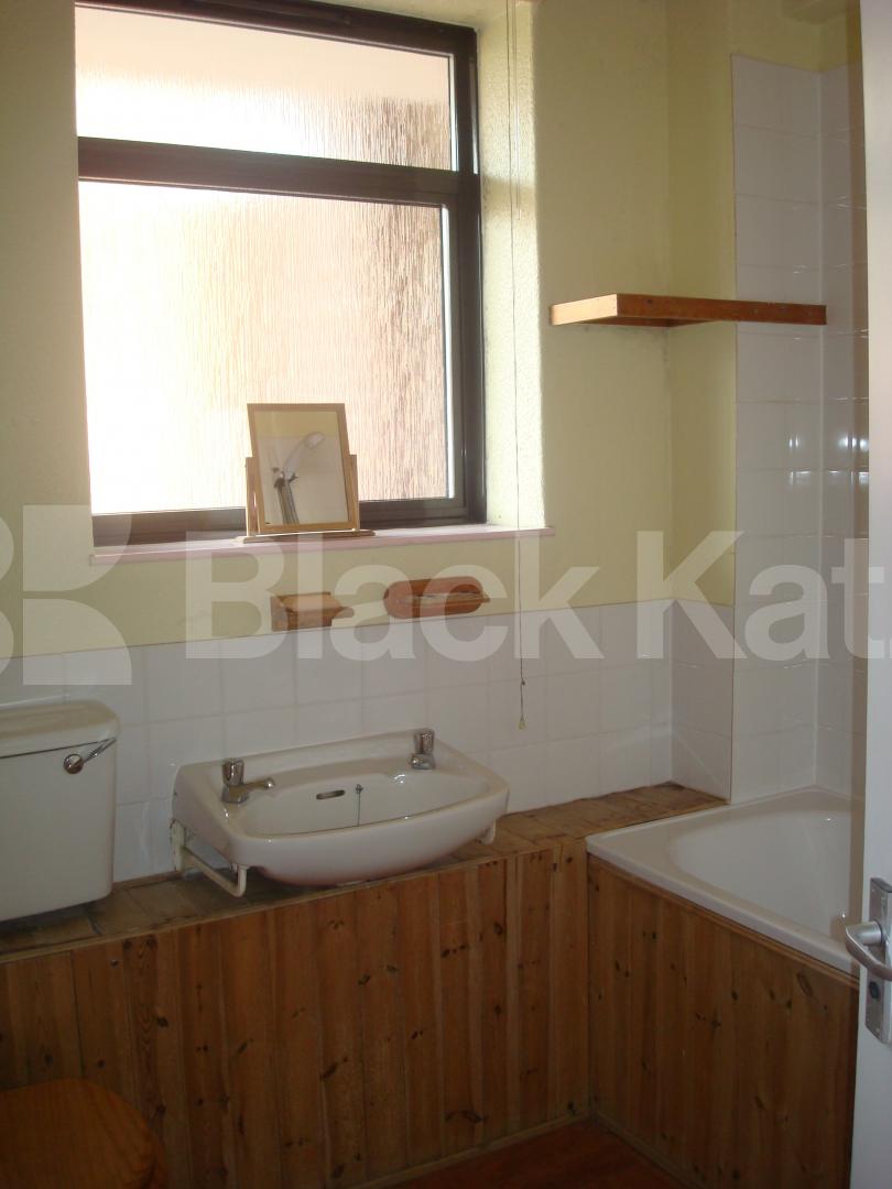 			2 Bedroom, 1 bath, 1 reception Flat			 Waltersville Road, CROUCH END BORDERS